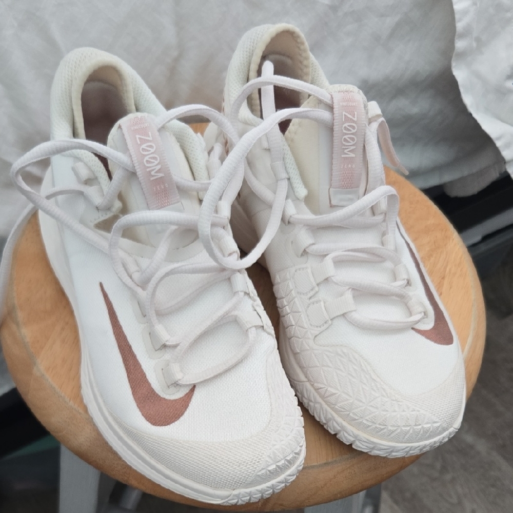 Nike Zoom Sneakers in White and Pink